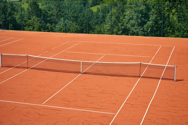 Tyhjä ulkona tenniskenttä
 - Valokuva, kuva