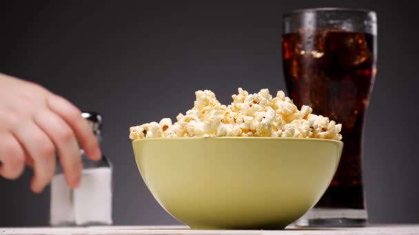Popcorn and cola on the table - Кадри, відео