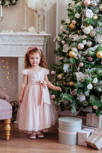 happy child girl near a Christmas tree - Valokuva, kuva