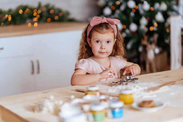 little girl cooking Christmas biscuits - Фото, зображення