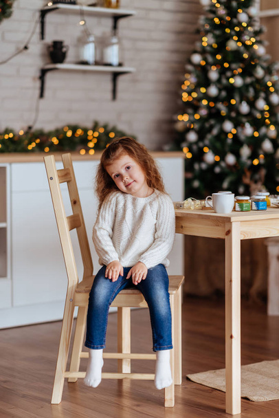 little girl cooking Christmas biscuits - Foto, Bild