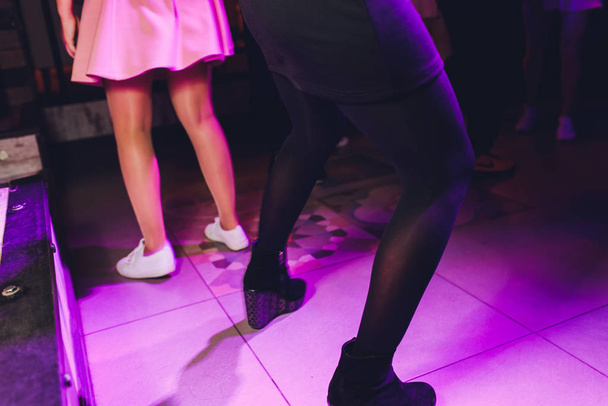 voeten van mensen die dansen op een clubfeest. onherkenbaar. - Foto, afbeelding