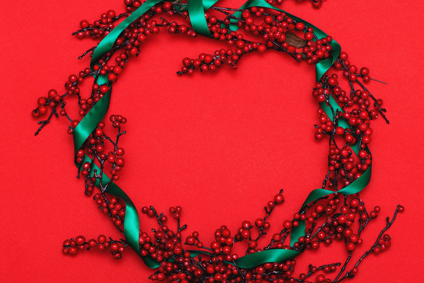 Christmas wreath on red background. - Fotoğraf, Görsel
