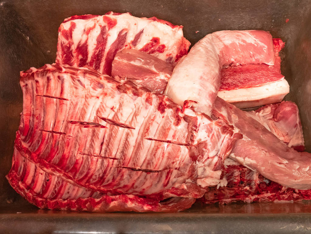 Żebra i schaby świni, Różne części świni podczas wybuchu po uboju - Zdjęcie, obraz
