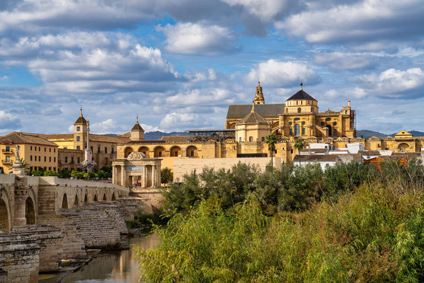 Mešita-katedrála a Římský most v Córdobě, Andalusie, Španělsko - Fotografie, Obrázek