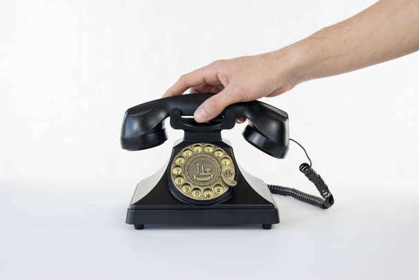 Μεμονωμένη λήψη του τηλεφώνου μαύρο περιστροφικό τηλέφωνο λευκό απομονωμένο φόντο - Φωτογραφία, εικόνα