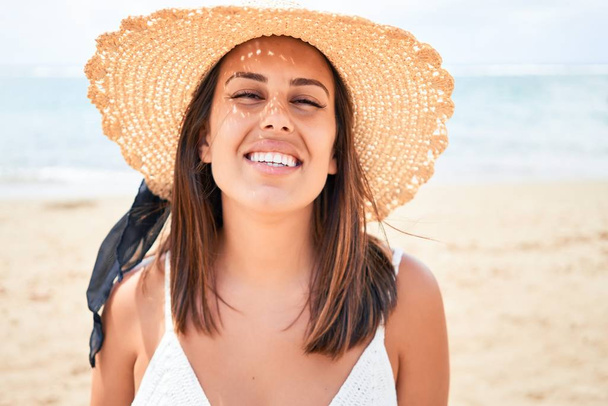 ビーチで夏休みを楽しむ笑顔の若い美しい女性 - 写真・画像