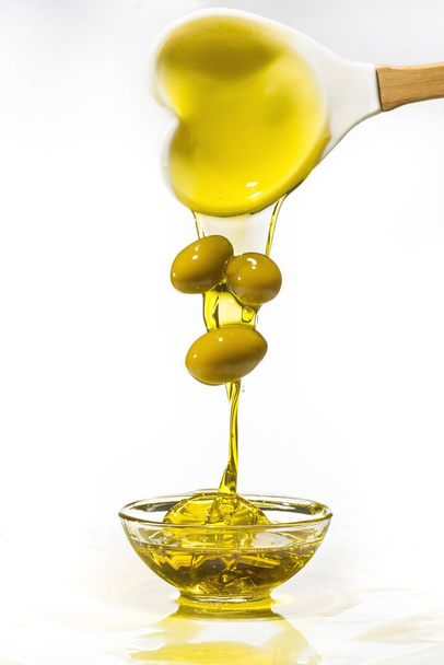aceitunas verdes y aceite de oliva virgen extra con salpicadura
 - Foto, imagen