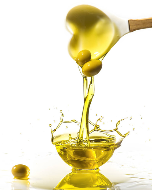aceitunas verdes y aceite de oliva virgen extra con salpicadura
 - Foto, imagen