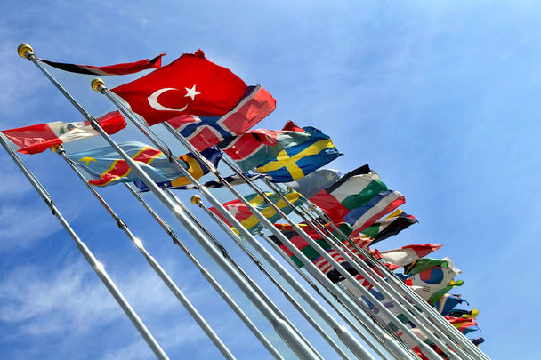 farklı ülkelerin bayrakları birlikte mavi gökyüzü karşı Birleşmiş - Fotoğraf, Görsel