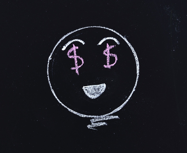 cara sonriente y símbolo de dinero en pizarra
 - Foto, imagen