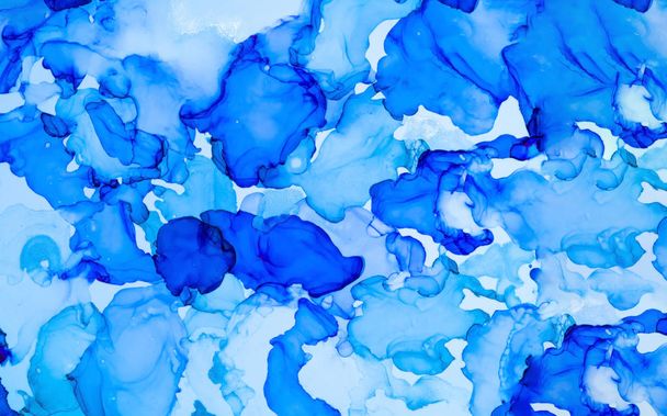 Αφηρημένο φόντο των κλασικών μπλε χρωμάτων. Ζωγραφική με μελάνι αλκοόλ. Διακοσμητικό μαρμάρινο φόντο. Μοντέρνο χρώμα 2020.Κοντινό πλάνο - Φωτογραφία, εικόνα