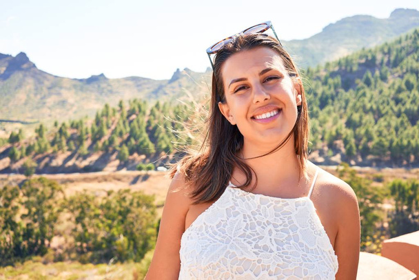 Jovem mulher bonita desfrutando de férias de verão na paisagem da montanha, viajante menina sorrindo feliz
 - Foto, Imagem