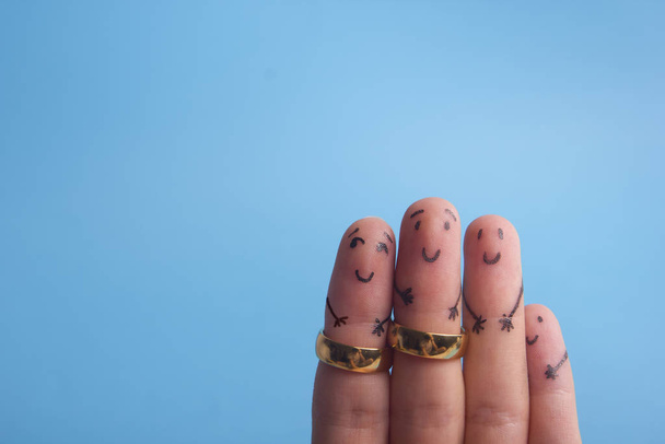 Раскрашенные счастливые пальцы улыбаются в любви
 - Фото, изображение