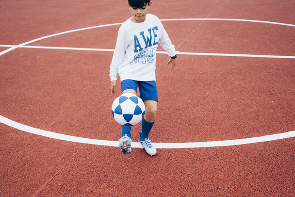 Jogador de futebol menino bater a bola
 - Foto, Imagem
