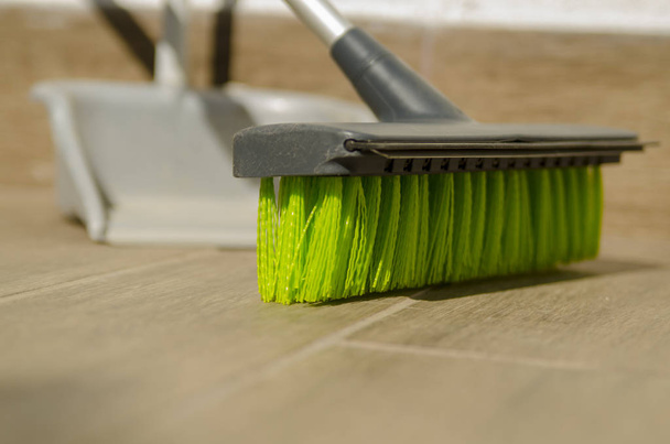 cleaning the house with brush - Foto, imagen