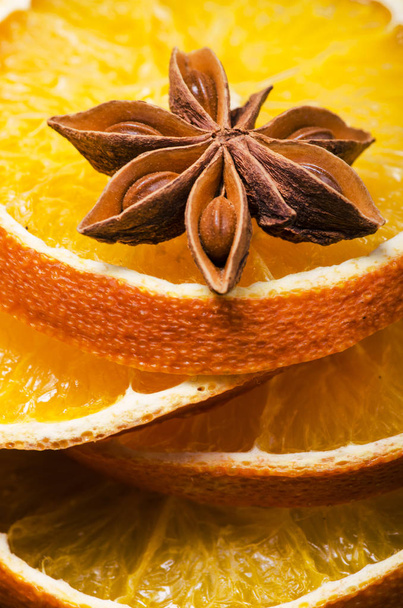 Ster van anijs en gedroogde sinaasappel in close-up - Foto, afbeelding
