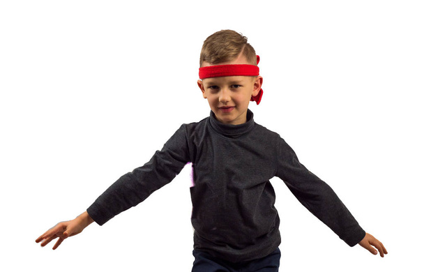kleiner Karate-Spieler. Junge im dunklen Golf. und rote Stirnbänder. auf weißem Hintergrund - Foto, Bild