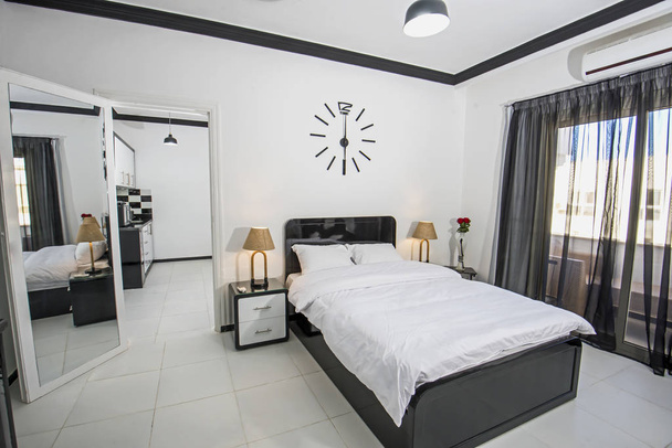 Design de interiores do quarto no apartamento resort tropical
 - Foto, Imagem