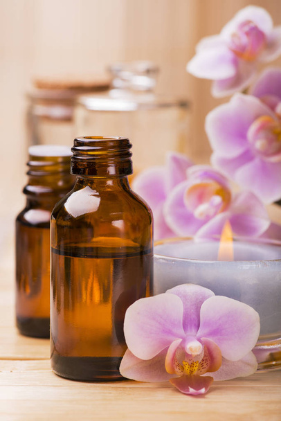 olejki eteryczne w małych butelkach z orchideą - Zdjęcie, obraz