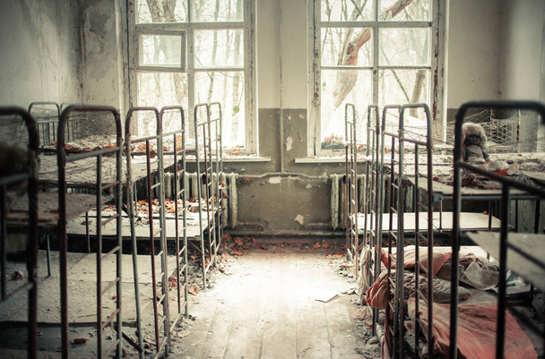 Jardin d'enfants abandonné à Prypiat Tchernobyl Zone d'exclusion Jouets, poupées et livres laissés dans l'immeuble
 - Photo, image