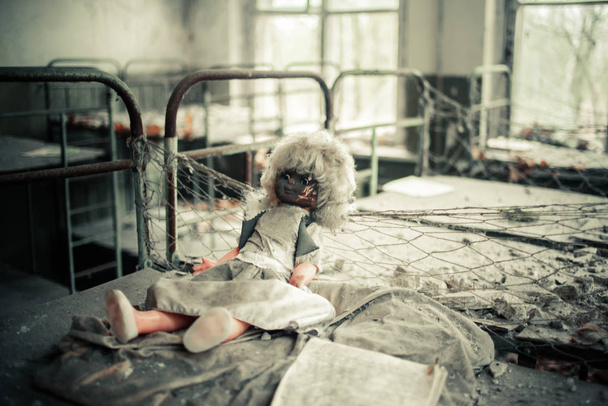 Hylätty lastentarha Prypiatissa Tsernobylin poissulkemisvyöhyke Lelut, nuket ja kirjat jäljellä rakennuksessa
 - Valokuva, kuva