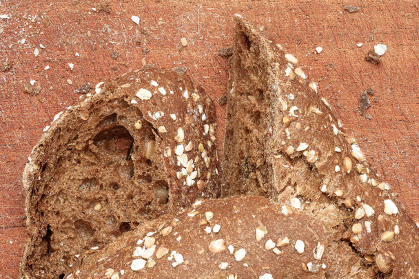 Вкусный хлеб из муки ручной работы с орехами на деревенском деревянном столе
 - Фото, изображение