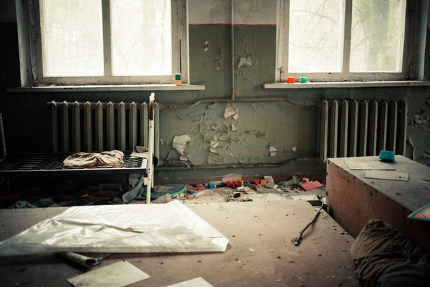 Jardín de infancia abandonado en Prypiat Chernobyl Exclusion Zone Juguetes, muñecas y libros dejados en el edificio
 - Foto, imagen
