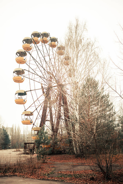 Verlaten veerwiel in Tsjernobyl Exclusion Zone - Foto, afbeelding