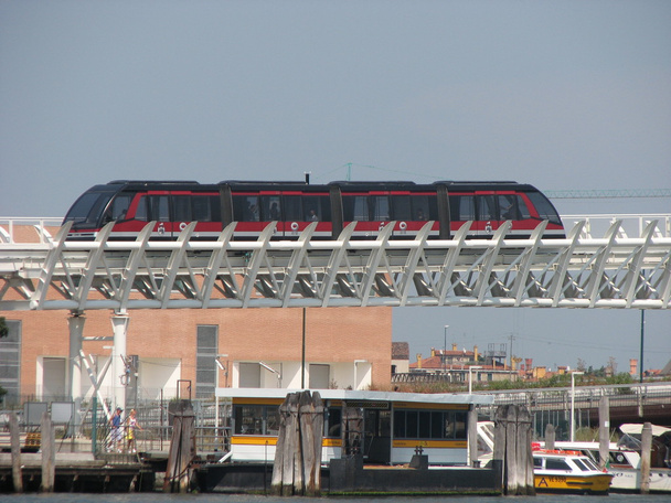 train monorail rapide pour le transport des touristes et des navetteurs
 - Photo, image