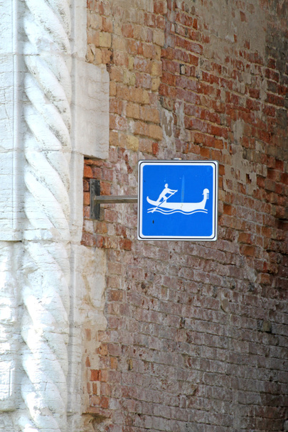 ヴェネツィアの運河にゴンドラを渡すのシンボルと署名します。 - 写真・画像