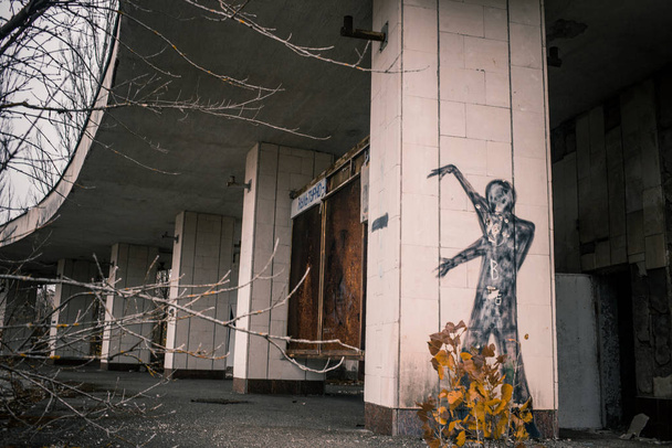 Çernobil Yasak Bölge Prypiat Enerji Santrali ve Polissya Oteli 'nin ana meydanı. - Fotoğraf, Görsel