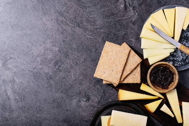 variace tvrdého a polotvrdého sýra - Fotografie, Obrázek