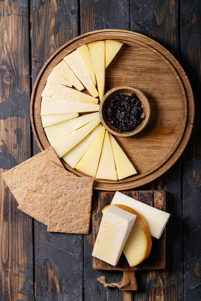 variation of hard and semi-hard cheese - Foto, Imagem