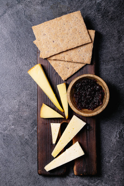 variation of hard and semi-hard cheese - Foto, Imagem