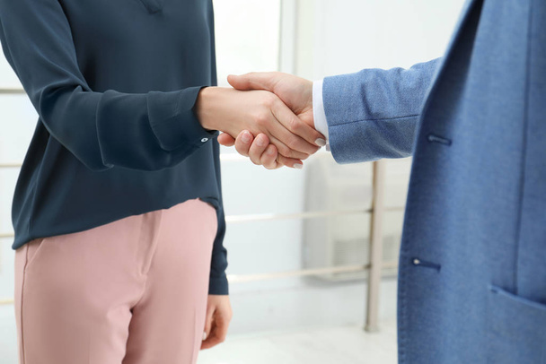 Real estate agent shaking hands with client in new apartment, cl - Φωτογραφία, εικόνα