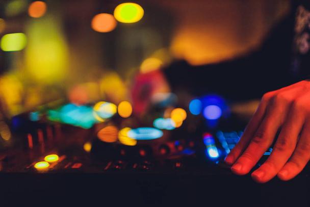 DJ vzdálené, gramofony a ruce. Noční život v klubu, strana. - Fotografie, Obrázek