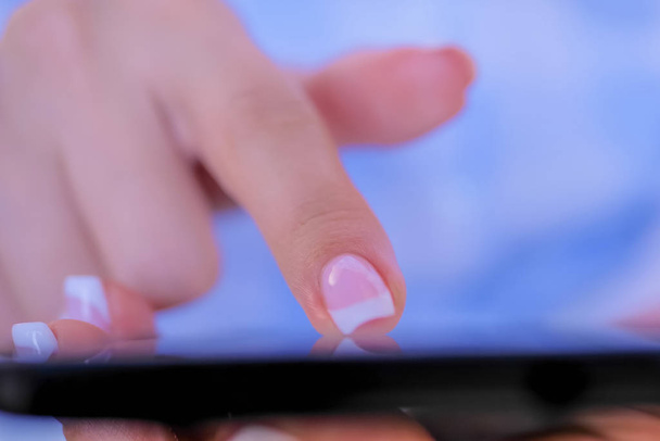 doigt de femme en utilisant un smartphone - vue rapprochée du dessus
 - Photo, image