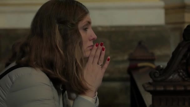 Kobieta modli się w kościele - Materiał filmowy, wideo