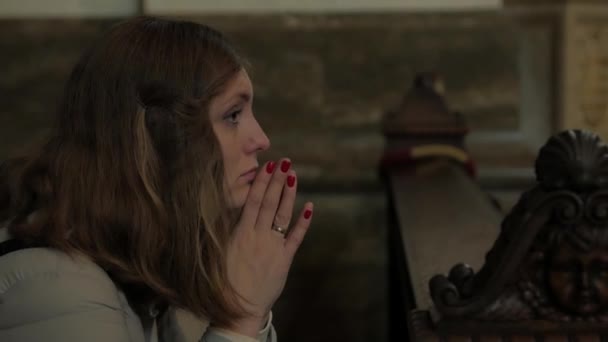 Kobieta modli się w kościele - Materiał filmowy, wideo