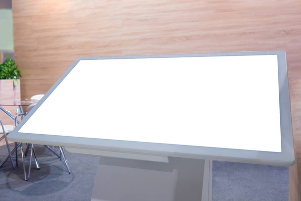 Quiosco electrónico con pantalla blanca interactiva horizontal en blanco
 - Foto, Imagen