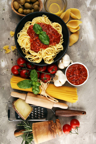 Saboroso apetecível macarrão de espaguete italiano clássico com saú de tomate
 - Foto, Imagem