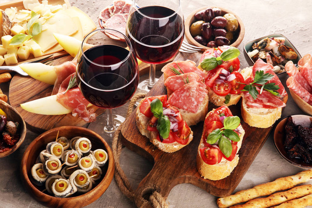 Italienische Antipasti Wein Snacks Set. Käsesorte, mediterran - Foto, Bild