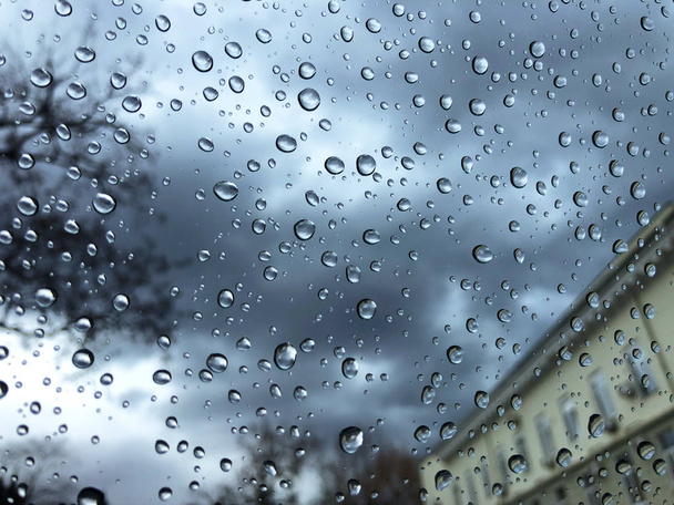 Arabanın camında hüzünlü yağmur damlaları. Depresyon durumu arka planı - Fotoğraf, Görsel
