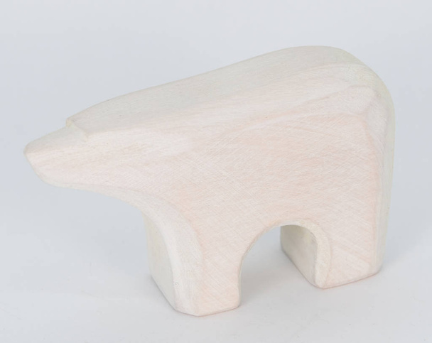 Houten handwerk van een beer in witte kleur - Foto, afbeelding