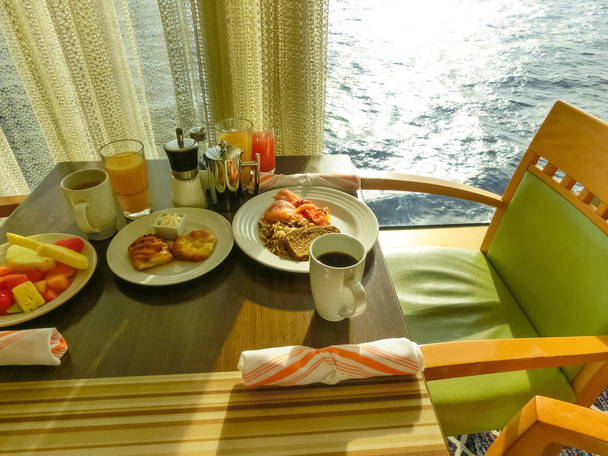 Eetkamer Buffet aan boord van de luxe abstracte cruiseschip - Foto, afbeelding