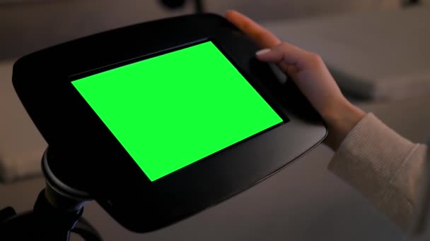 Concepto de pantalla verde - mujer mirando la pantalla del quiosco de la tableta de pie
 - Imágenes, Vídeo