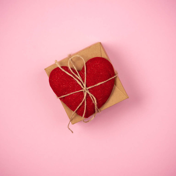 Κόκκινη καρδιά με ένα δώρο για την Ημέρα του Αγίου Βαλεντίνου - Φωτογραφία, εικόνα