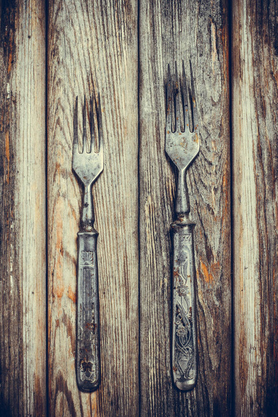 Antique metal rusty fork on a vintage surface - Foto, Bild