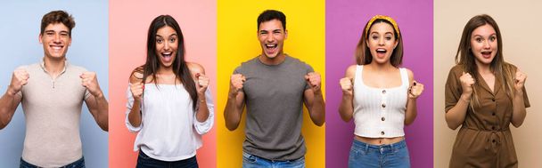 Conjunto de personas sobre fondo colorido celebrando una victoria en posición ganadora
 - Foto, Imagen
